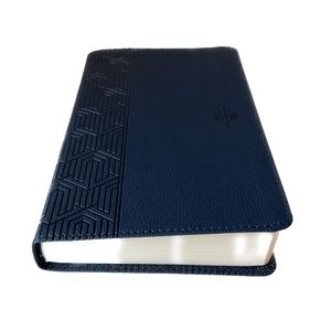 🍎 Holy Bible New Living Translation Tyndale 2015